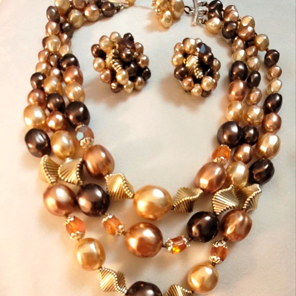 Vintage pearl necklace & earring set